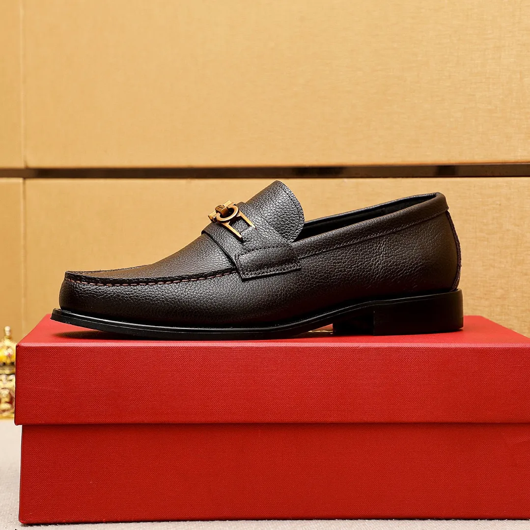 Men's shoes 💰480💐 Product trademark: Ferragamo "Ferragamo" casual leather shoes Regular size: 38-44 (45.46🉑️customized) Product materials: Selected imported first-layer pebbled cowhide leather upper + luxury hardware buckle, imported water-dyed cowhide leather lining. Strong three-dimensional visual effect, original outsole color: 2 colors available